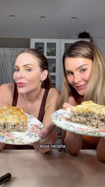 Flávia e Natani na cozinha com a torta de frango